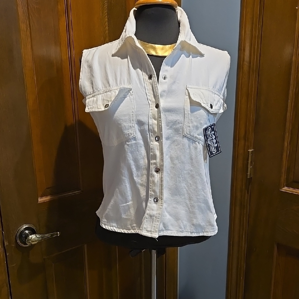 White Sleeveless Button-Up Top C03